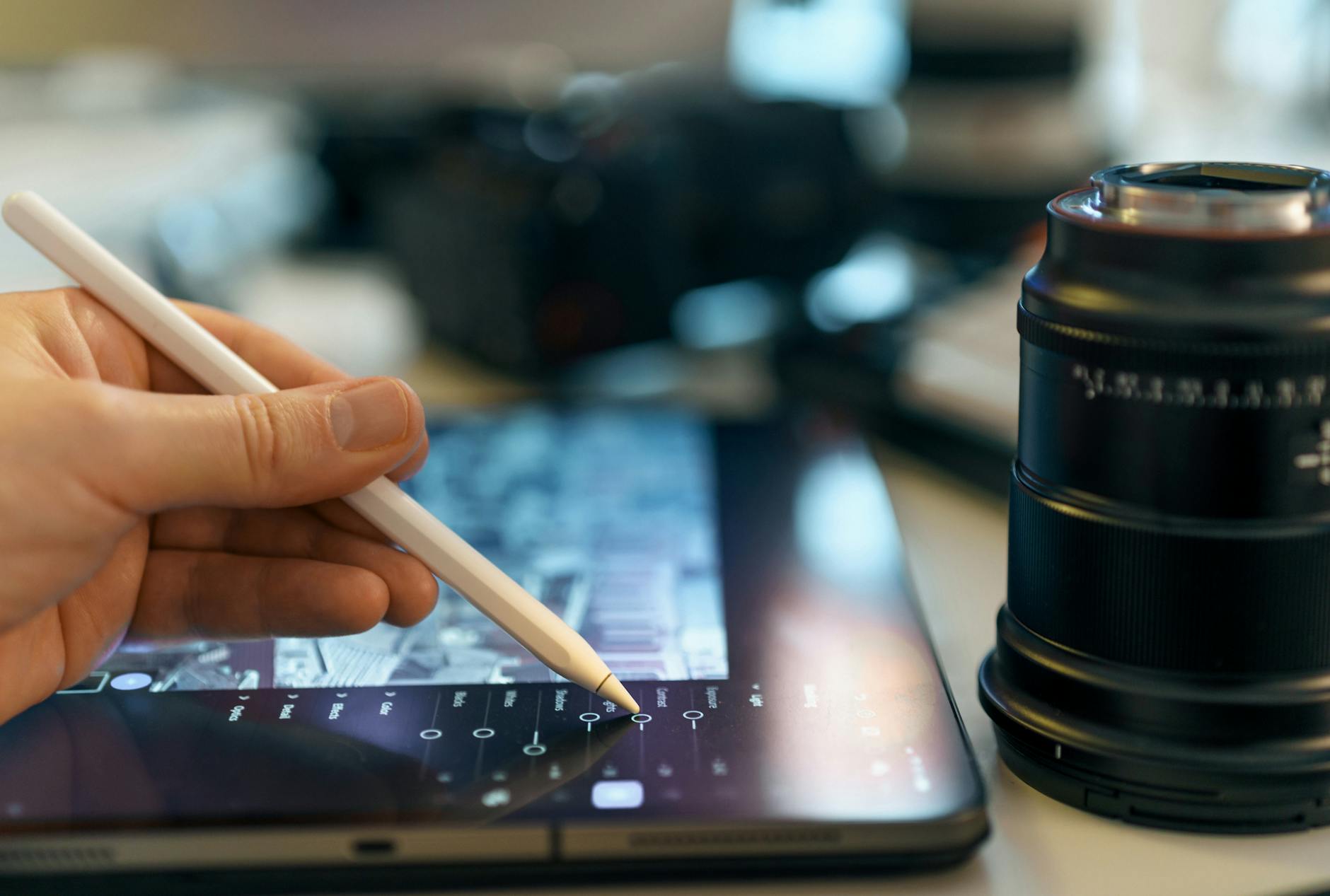 Handwerker arbeitet mit Tablet und digitaler Auftragsabwicklungssoftware