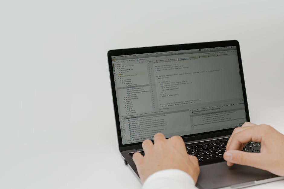 Angebotserstellung mit Handwerkssoftware am Laptop