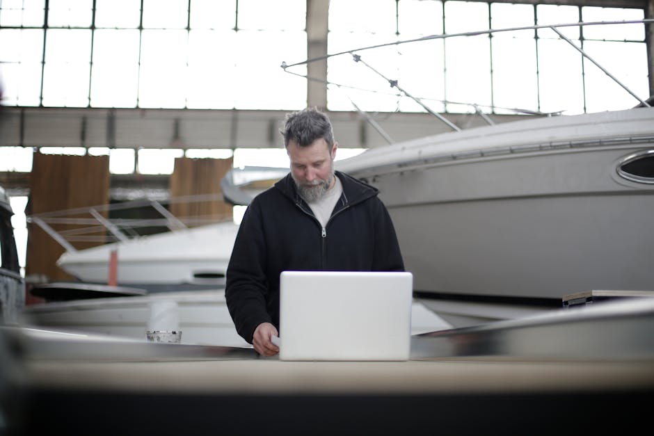 Handwerker lernt an Laptop digitale Arbeitsprozesse